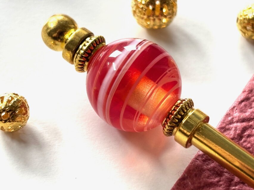 かんざし　夏祭りのヨーヨーの様な赤のマーブル模様のとんぼ玉　一本挿し　一本簪　涼しげ　夏　トンボ玉