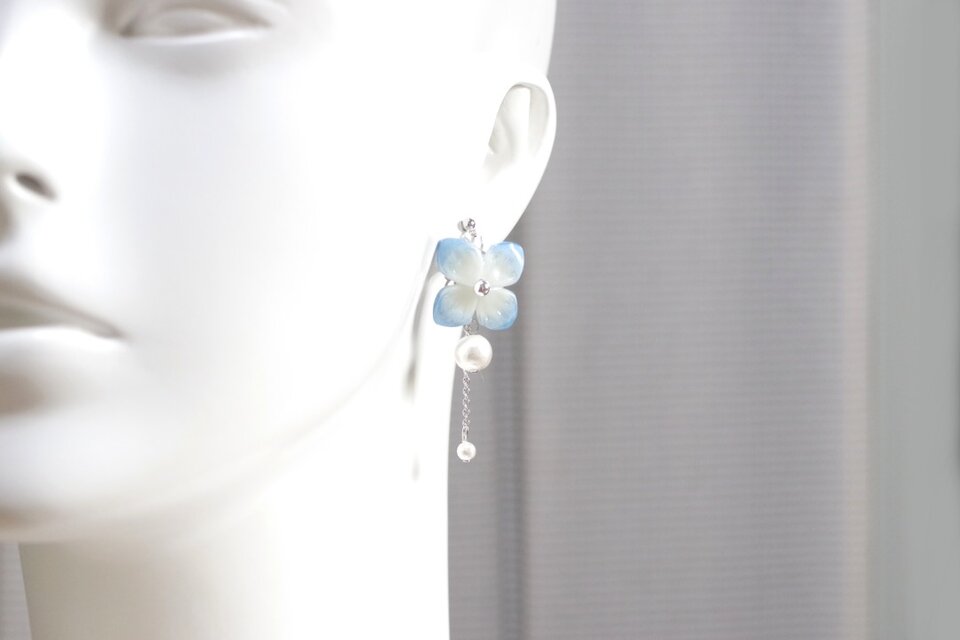 クレイアート　紫陽花とコットンパールのピアス〈仄かな青に魅せられて〉