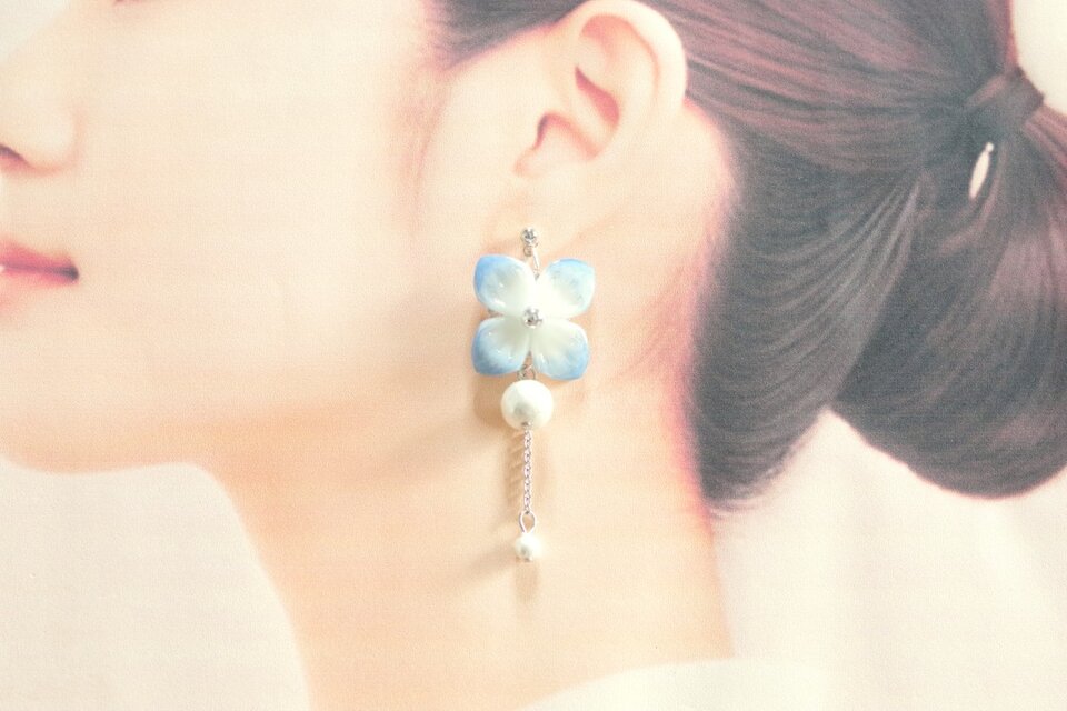 クレイアート 紫陽花とコットンパールのピアス〈仄かな青に魅せられて 