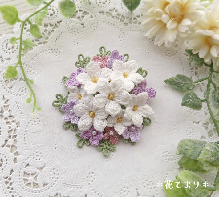 レース編み ジャスミンと野の花のブローチ