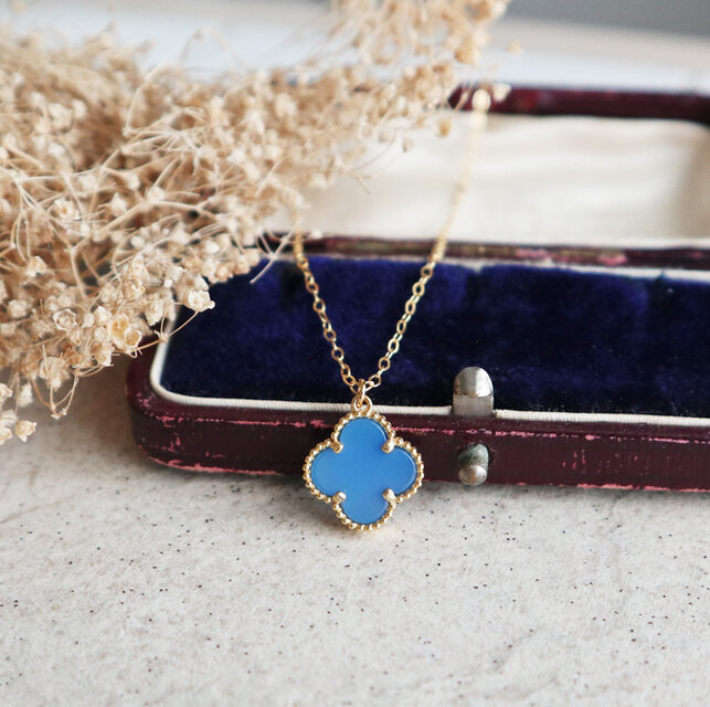 天然石ブルーカルセドニーのフラワーネックレス　金アレ対応　紫陽花カラー