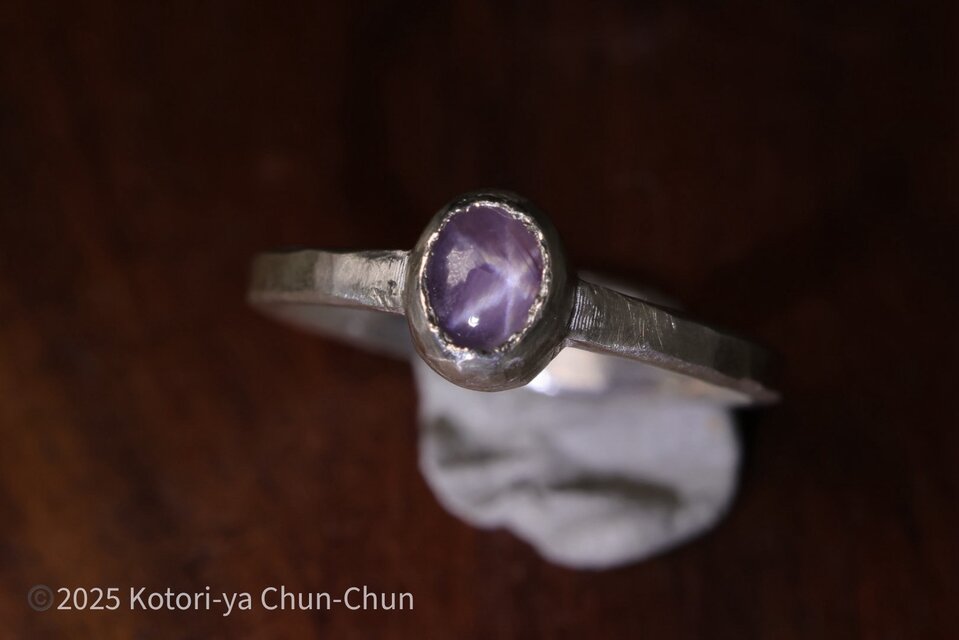 【トシッタ祭！】「トシッタ」さんのノーヒート・蛍光バイカラーパープルスターサファイア・シルバーリング【紫白星】