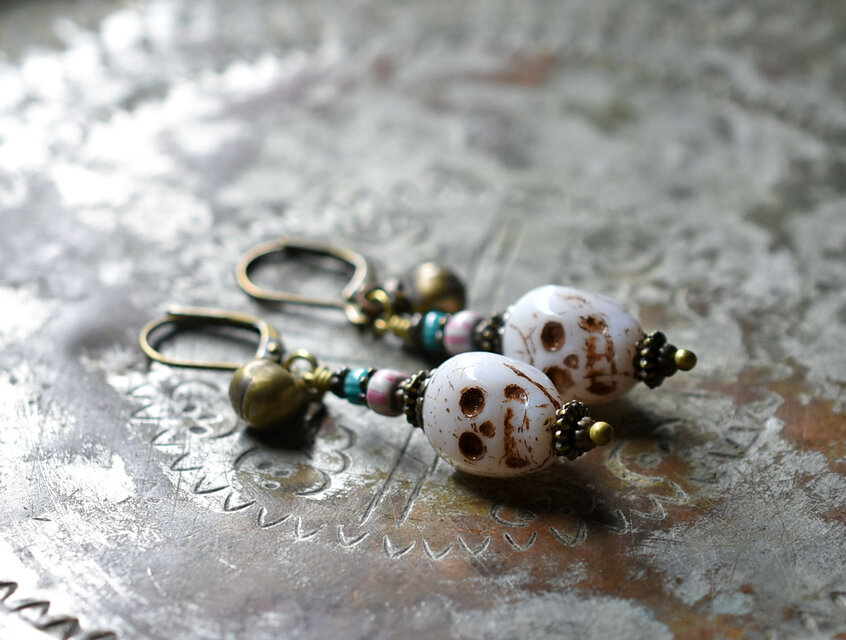 チェコ産スカルビーズとアンティークヴェネチアビーズ、民族鈴のピアス