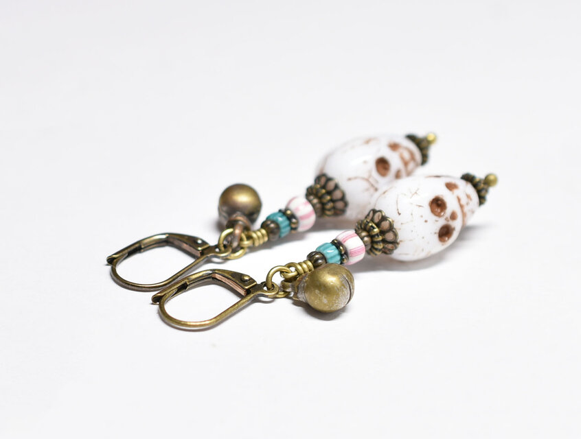 チェコ産スカルビーズとアンティークヴェネチアビーズ、民族鈴のピアス