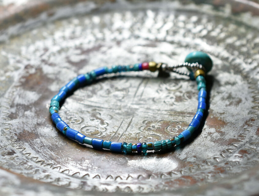 多彩ブルーアンティークホワイトハーツ＆シェブロンビーズのブレス（ターコイズ留め金）