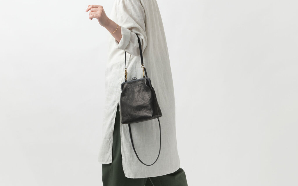 レザーショルダーポーチ　frame porch SHO-61 ＜鹿革黒染＞