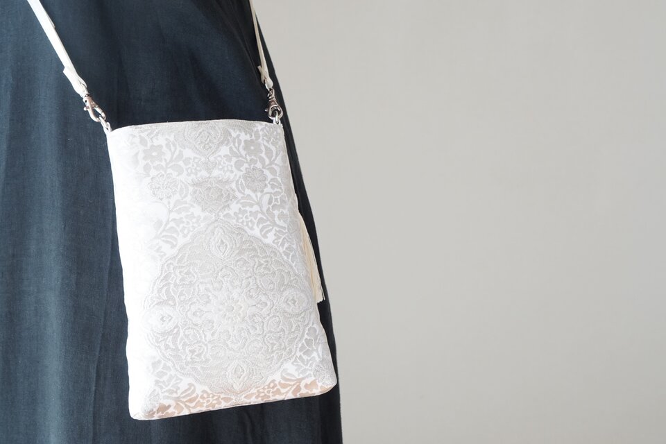 【西陣織　服部織物製　華文に更紗模様織 　薄紫　シルク帯リメイク スマホショルダーバッグ】結婚式、パーティー、ギフトにも