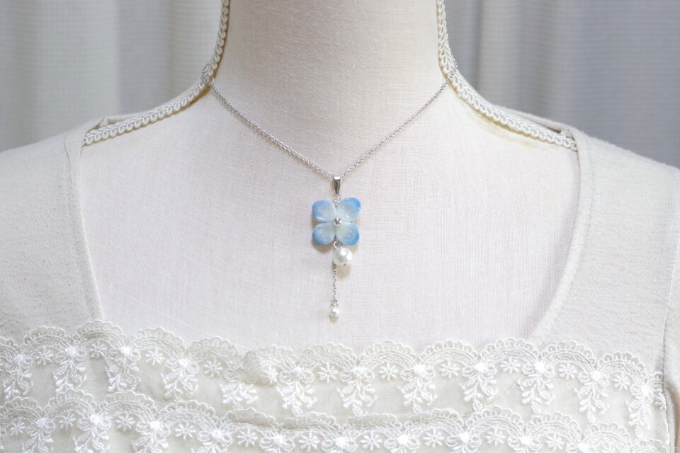 クレイアート　紫陽花とコットンパールのペンダント〈仄かな青に魅せられて〉