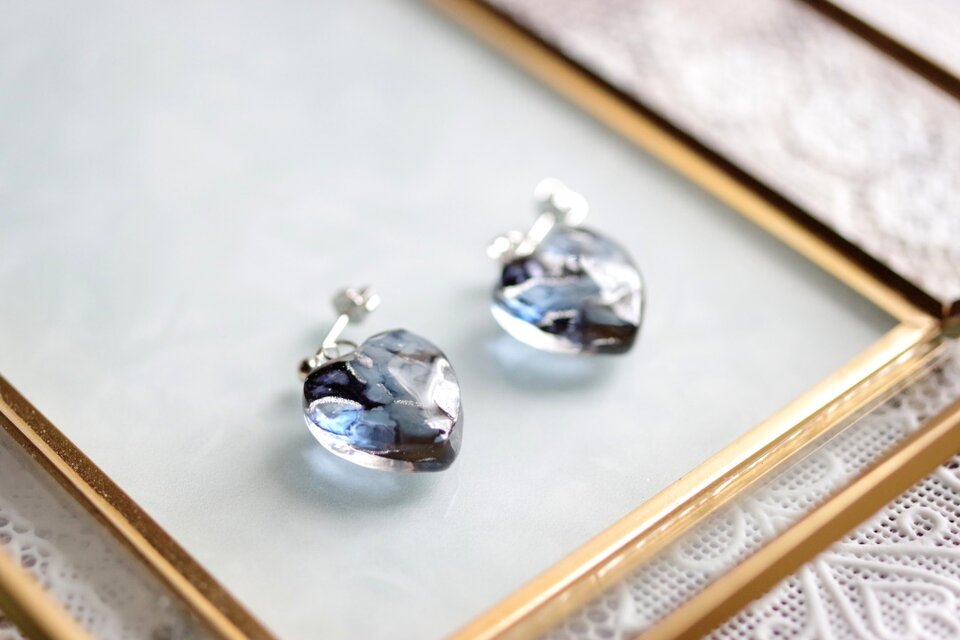 【受注製作】レジンアート　ハートのピアス〈空は大理石の如く〉