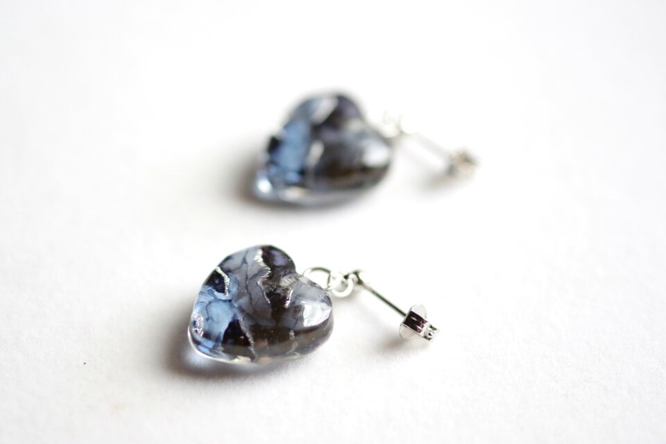 受注製作】レジンアート ハートのピアス〈空は大理石の如く〉 | iichi