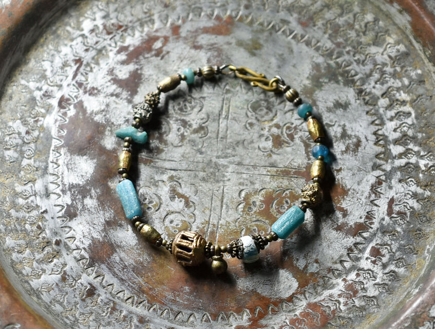 ガーナブラスと水色ローマングラス、発掘ビーズ、民族ブラス、民族鈴のブレス