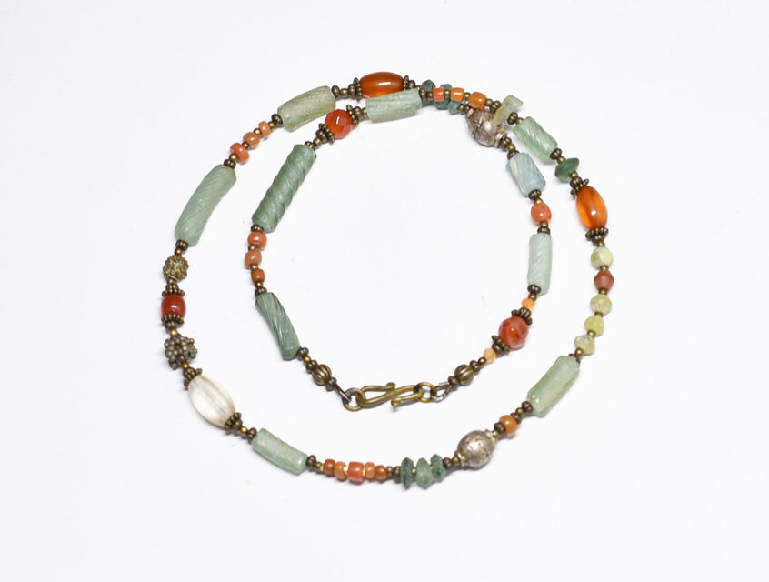 多彩グリーンローマングラスとアンティークボヘミアビーズ、民族