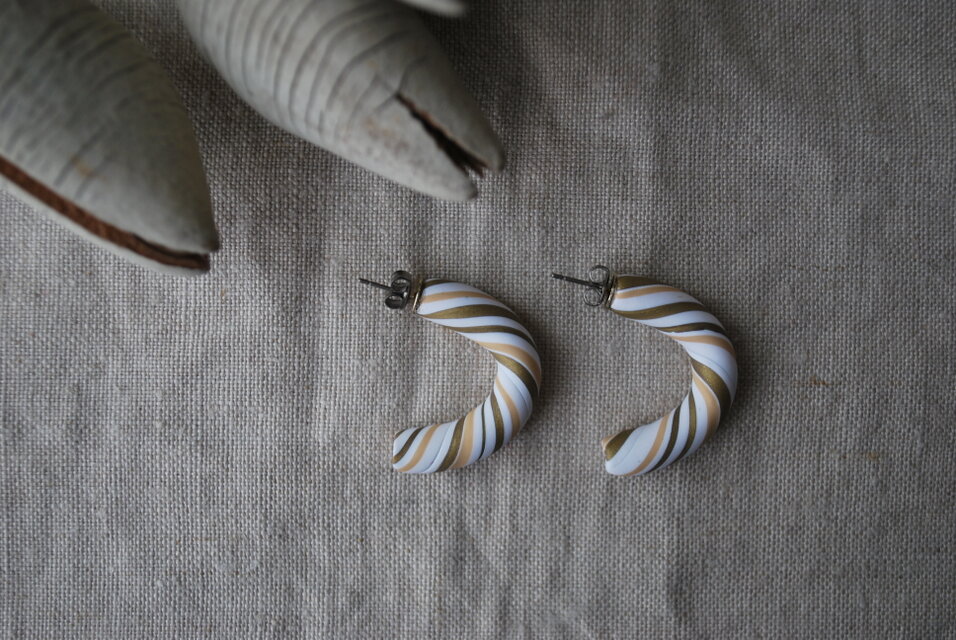 nijiピアス　white キナリ gold