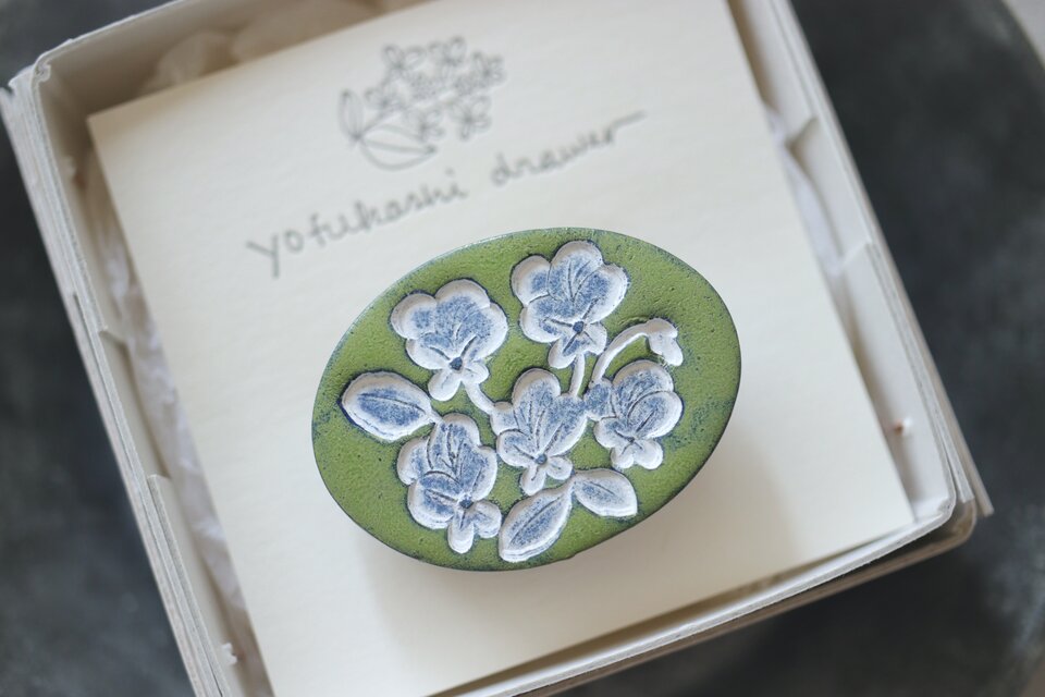 : : : 陶土の草花ブローチ : : : 1372