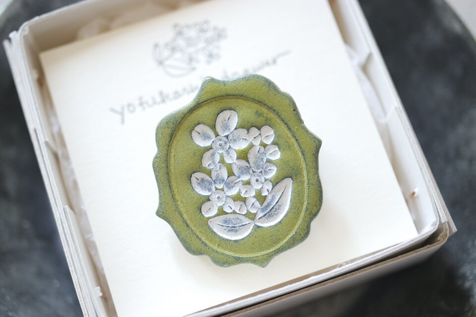 : : : 陶土の草花ブローチ : : : 1373