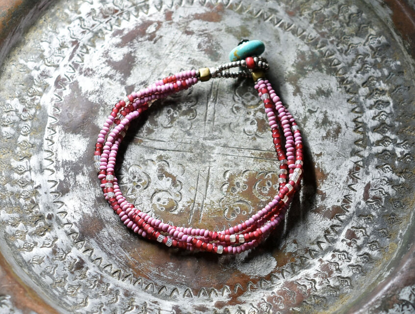 ピンクマサイ、金赤ホワイトハーツ、グーズベリーの4連ブレス（ターコイズ留め金）