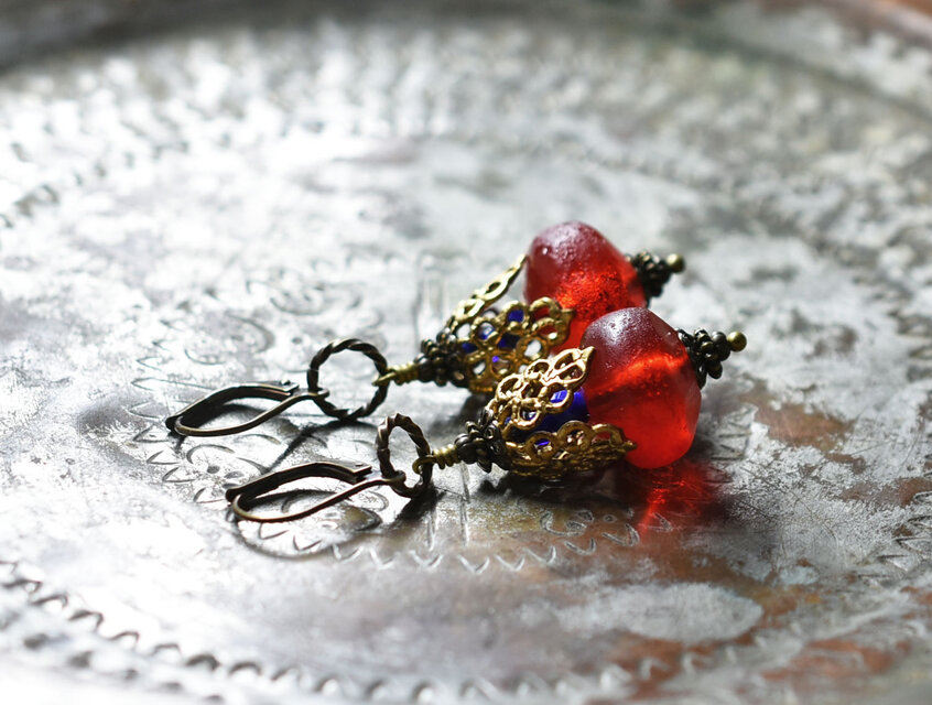 真っ赤な算盤型アンティークボヘミアビーズと繊細装飾ブラスキャップ、ラピスとブルービーズのピアス