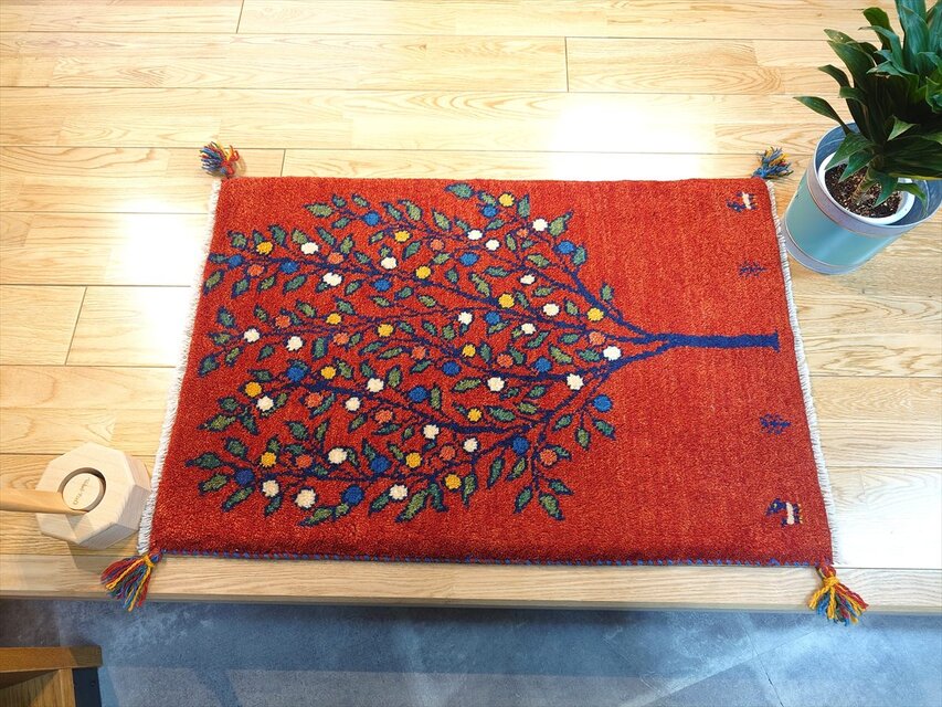 【夏のキャンペーン】ペルシャ　ギャッベ 玄関　88×60 茜色　生命の木 ペルシャ ギャッベ 玄関マット ラグ 88x60cm 茜色 椿のような