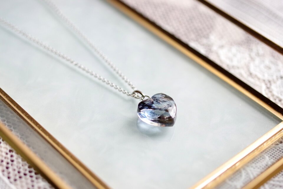 【受注製作】レジンアート　ハートのペンダント〈空は大理石の如く〉