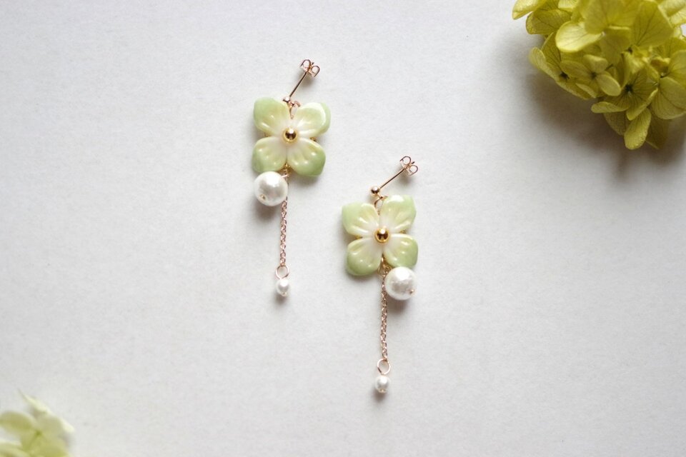 クレイアート　紫陽花とコットンパールのピアス〈アナベル〉
