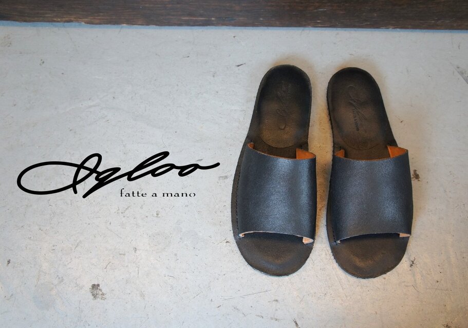 シンプルな革のサンダル