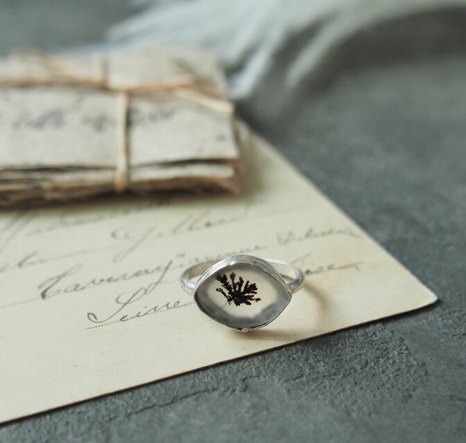 流れや宇宙に身を委ねる大切さを教えてくれるデンドリティッククォーツ（デンドライト）のシルバーリング