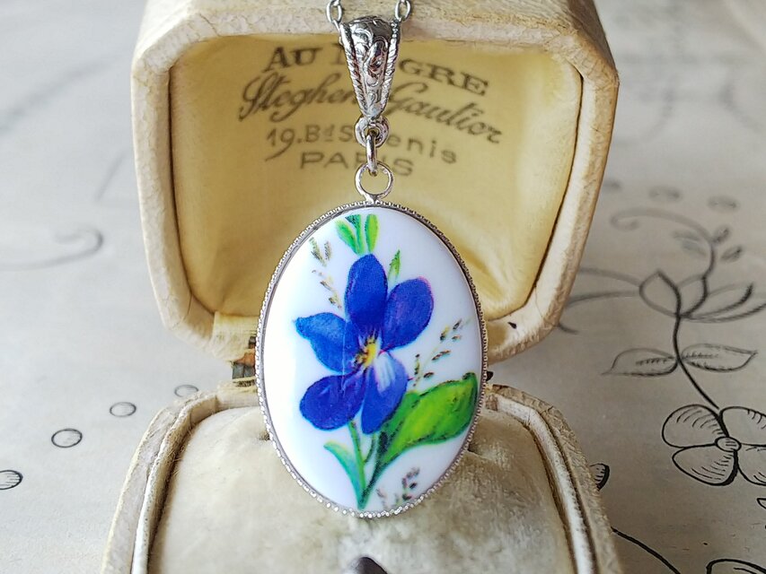ヴィンテージ　すみれ・濃い青色の花／白背景　Silverトーンネックレス