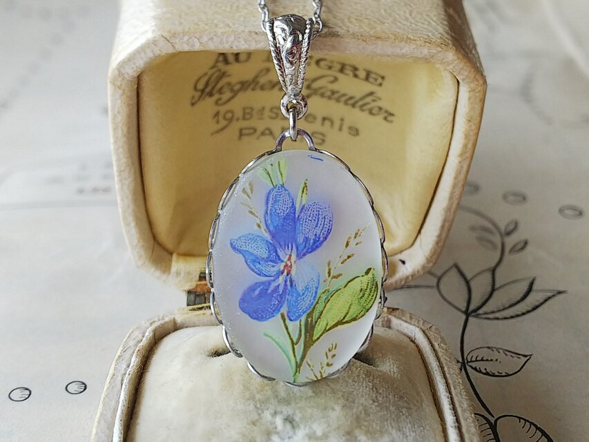 ヴィンテージ　すみれ・淡い水色／フロストWhite背景　Silverトーンネックレス