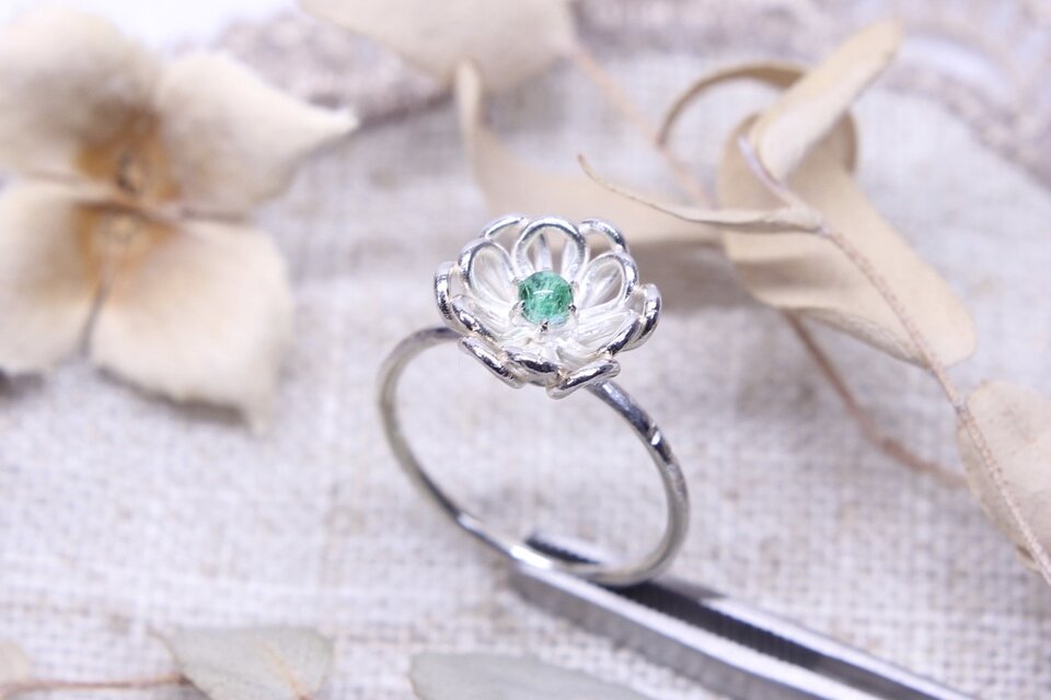 溶融ガラスを留めたフラワーデザインシルバーリング 14号 SV925　[A017]