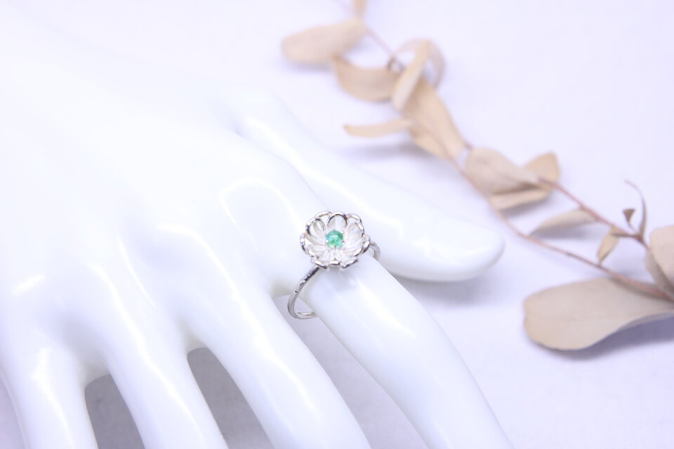 溶融ガラスを留めたフラワーデザインシルバーリング 14号 SV925 [A017