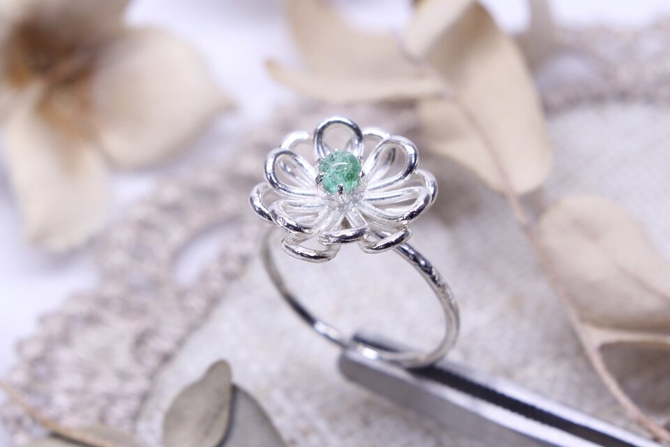 溶融ガラスを留めたフラワーデザインリング 6号 SV925 [A018]