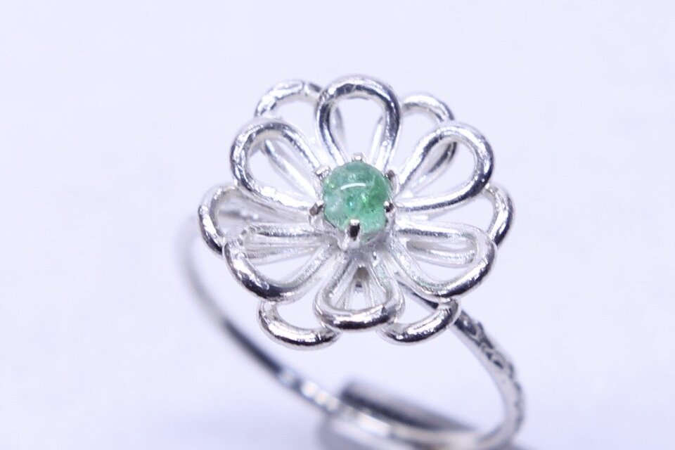 溶融ガラスを留めたフラワーデザインリング 9号 SV925 [A019] | iichi