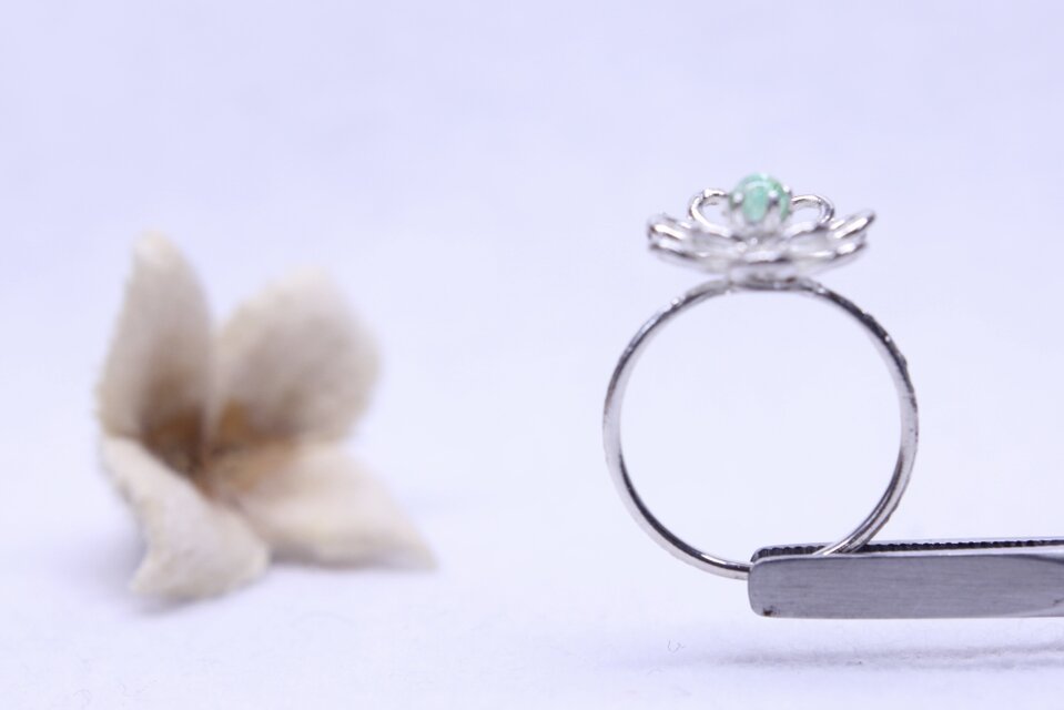 溶融ガラスを留めたフラワーデザインリング 9号 SV925 [A019] | iichi