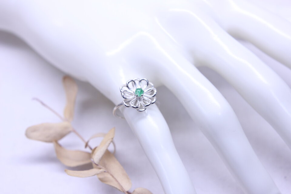 溶融ガラスを留めたフラワーデザインリング 9号 SV925 [A019] | iichi