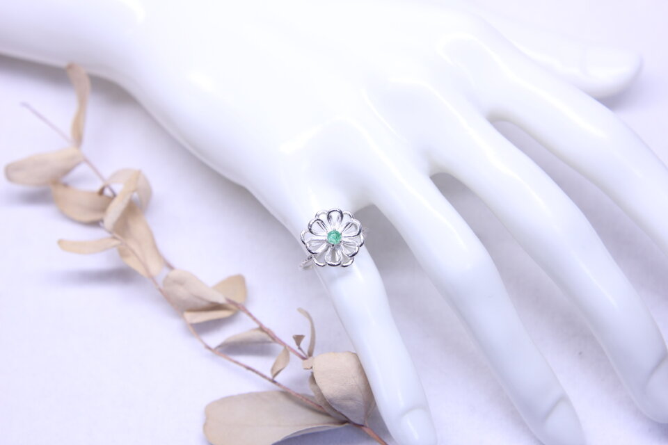 溶融ガラスを留めたフラワーデザインリング 9号 SV925 [A019] | iichi
