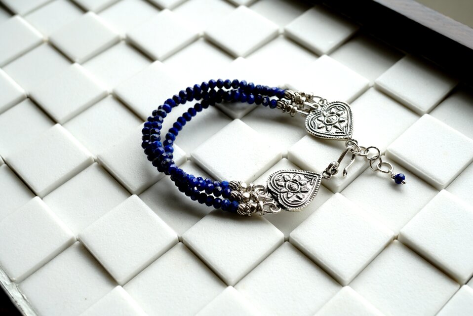 ラピスラズリとハートフックの３連ブレスレット