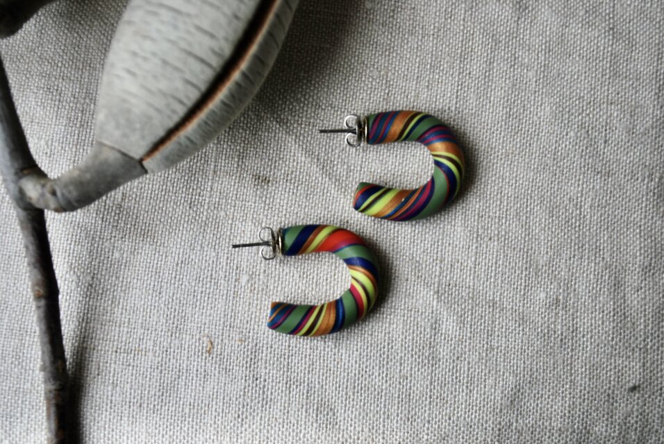 nijiピアス　カラフルねじねじ