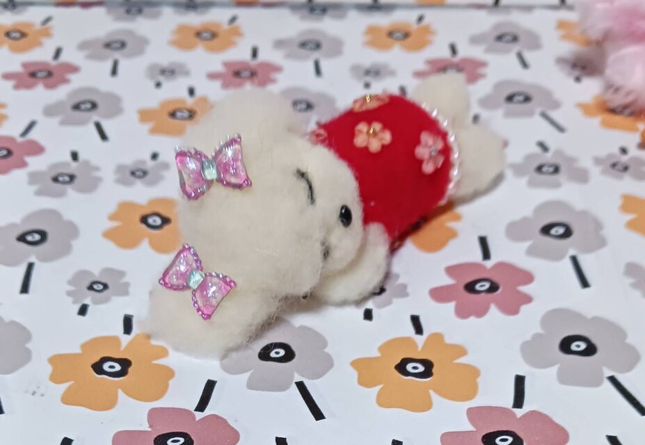 羊毛フェルト 小さな小さなマルチーズの子供ちゃん布団セットと