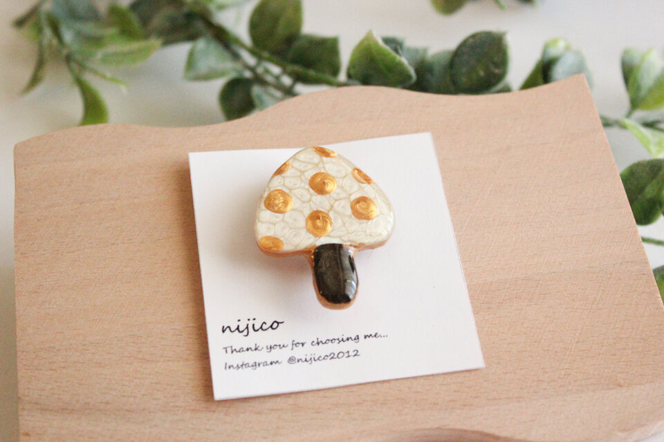 きのこブローチ | iichi 日々の暮らしを心地よくするハンドメイドや