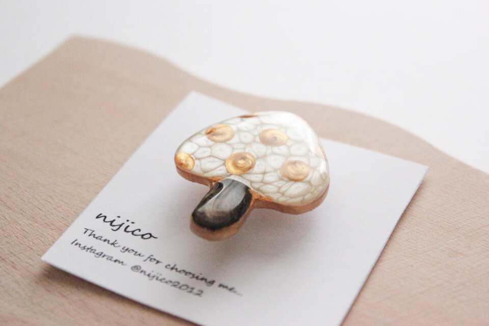 きのこブローチ | iichi 日々の暮らしを心地よくするハンドメイドや