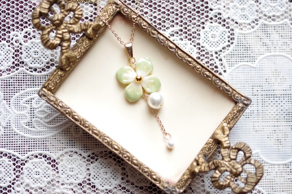 クレイアート　紫陽花とコットンパールのペンダント〈アナベル〉