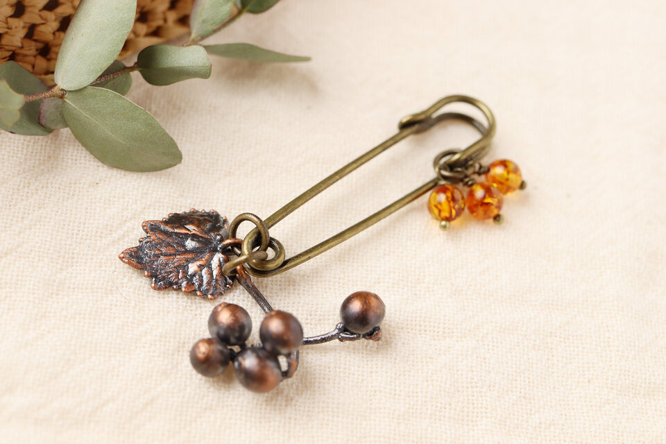 森のブローチ/キルトピンS(ヘクソカズラ・山わさび・琥珀)