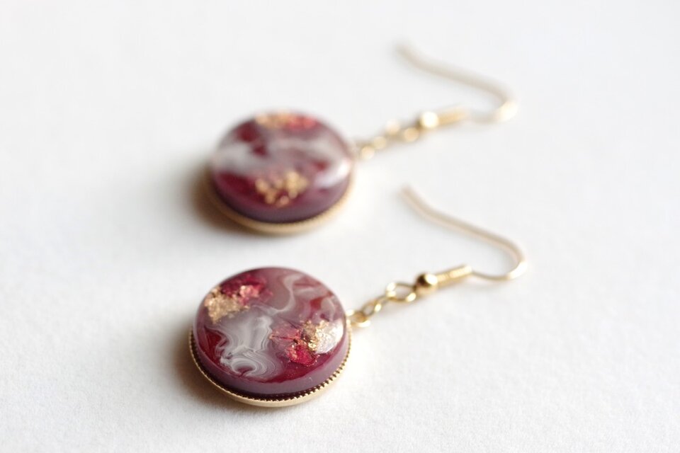 レジンアート　ラウンドピアス〈牡丹燈籠〉