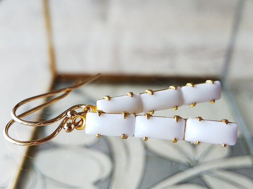 ヴィンテージ チョークWhite Baguette 3連の14Kgfピアス（またはフープイヤリング)