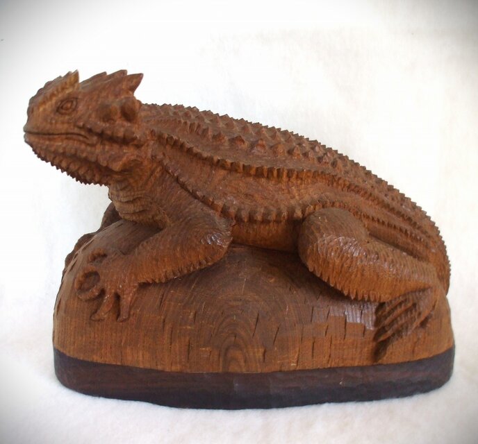 ◇ツノトカゲの木彫り置物◇ | iichi 日々の暮らしを心地よく