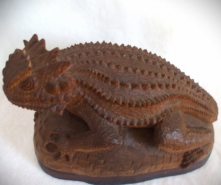 ◇ツノトカゲの木彫り置物◇ | iichi 日々の暮らしを心地よくする
