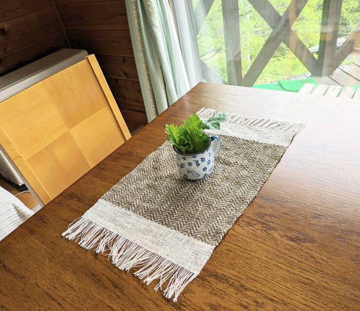 草木染め、手織ティーマット(ランチョンマッ ト茶色)　綿とリネン(少々)、26.5cm×47cm(房を含む)