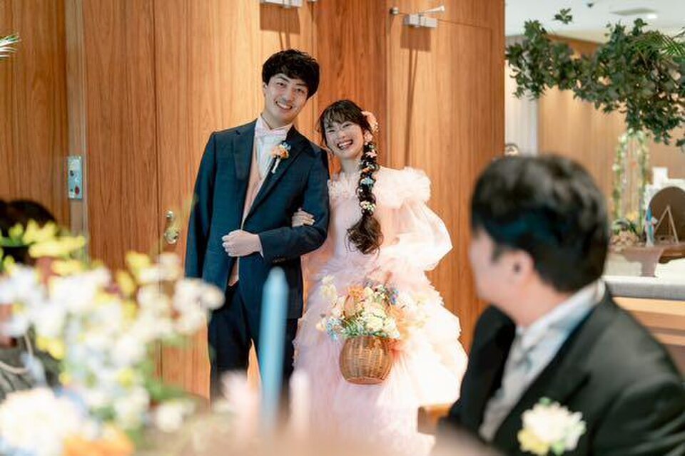 実例写真！カラードレス オフショルダー コーラルピンク 柔らかく重ね
