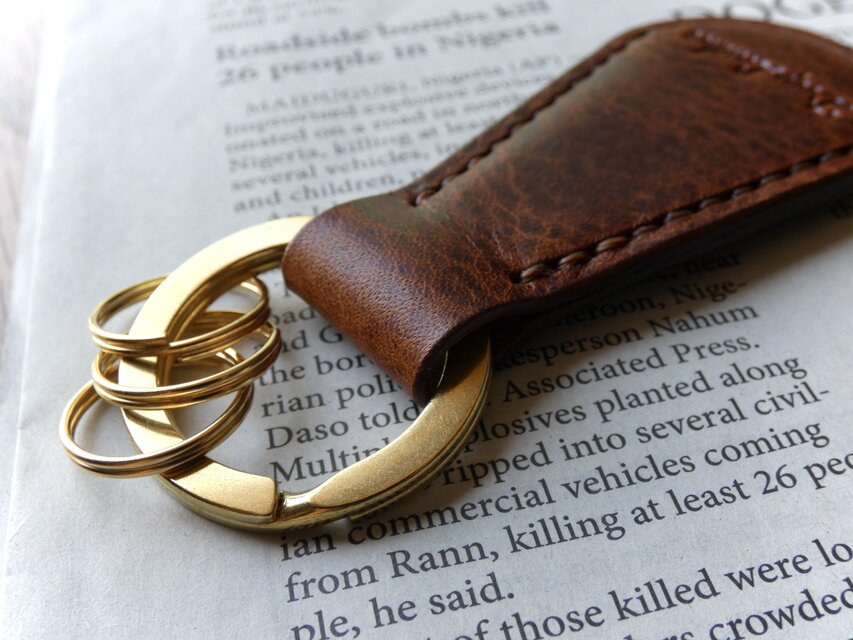 イタリア革のキーホルダー／チョコ | iichi 日々の暮らしを心地よく