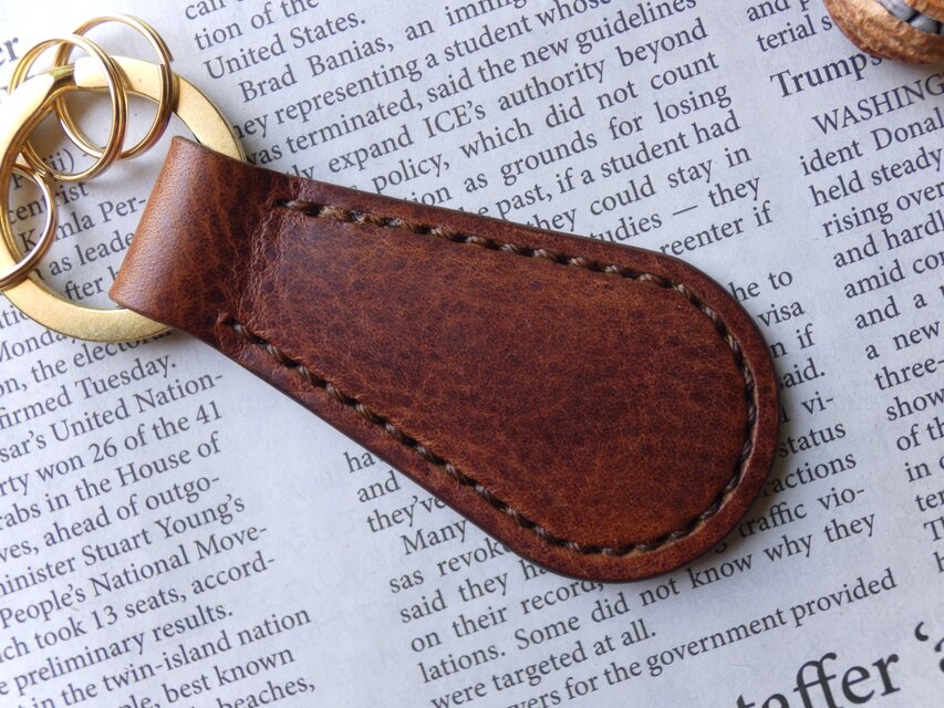 イタリア革のキーホルダー／チョコ | iichi 日々の暮らしを心地よく